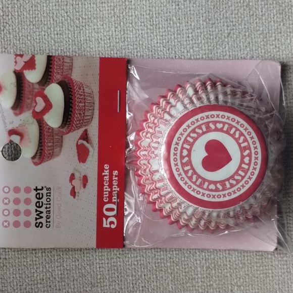 Sweet Creations Heart Be Mine Valentine Baking Cupcakes Liners 50 CT New - Picture 2 of 7